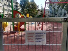 Na podwórku pomiędzy ulicą Kotlarską i pl. Nowy Targ zamontowano podziemne kubły
