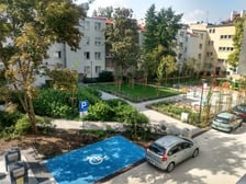 Na podwórku pomiędzy ulicą Kotlarską i pl. Nowy Targ zamontowano podziemne kubły