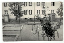Podwórko między ul. Sernicką a Henrykowską