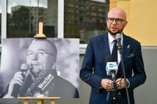 Uroczystość odsłonięcia tablicy pamiątkowej na cześć Jarosława Hyka