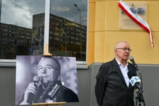 Uroczystość odsłonięcia tablicy pamiątkowej na cześć Jarosława Hyka