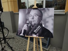 Uroczystość odsłonięcia tablicy na cześć Jarosława Hyka