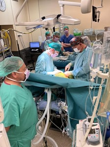 Operacja jednoczesnej retransplantacji serca i przeszczepu nerki