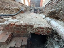 Wrocław, Ostrów Tumski, widok na doczyszczone sklepienie jednej z piwniczek