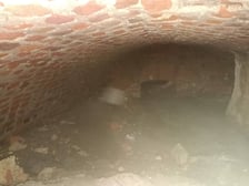 Wrocław, Ostrów Tumski, wnętrze piwniczki, w tle widoczne jest przejście do dalszej jej części