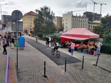 Nowa droga rowerowa pwstaje wzdłuż ul. Legnickiej, obok pl. JP II