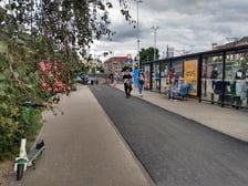 Nowa droga rowerowa pwstaje wzdłuż ul. Legnickiej, obok pl. JP II