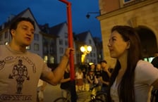 Kadr z filmu "Uczę Polaków jak trenować brzuch!"