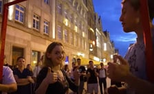 Kadr z filmu "Uczę Polaków jak trenować brzuch!"