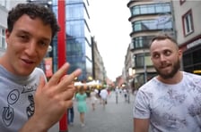 Kadr z filmu "Uczę Polaków jak trenować brzuch!"