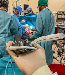 Niezwykła akcja w Uniwersyteckim Szpitalu Klinicznym we Wrocławiu: pacjent z Norwegii przyleciał po nowe serce