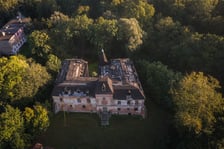 Dwór w Komorowicach pod Wrocławiem leży nad rzeką Ślęzą