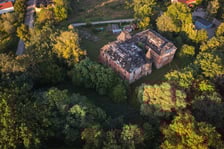 Dwór w Komorowicach pod Wrocławiem leży nad rzeką Ślęzą