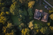 Dwór w Komorowicach pod Wrocławiem leży nad rzeką Ślęzą