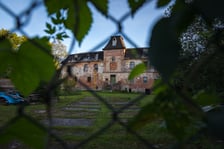 Dwór w Komorowicach pod Wrocławiem leży nad rzeką Ślęzą