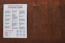 Ławka ?patriotyczna? przed Dworcem Głównym we Wrocławiu