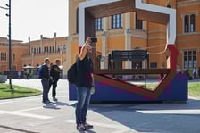 Ławka ?patriotyczna? przed Dworcem Głównym we Wrocławiu