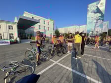 Kolarze i kolarki na trasie tegorocznego wyścigu European Peace Ride