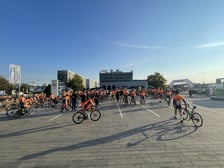 Kolarze i kolarki na trasie tegorocznego wyścigu European Peace Ride