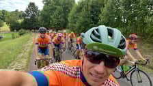 Kolarze i kolarki na trasie tegorocznego wyścigu European Peace Ride