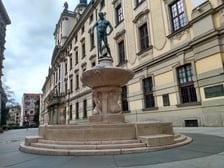 Szermierz z pl. Uniwersyteckiego często traci swoją szpadę w wyniku kradzieży