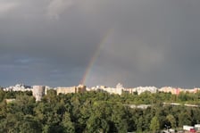 Na zdjęciu tęcza na niebie we Wrocławiu w niedzielę, 18 września 2022 r.