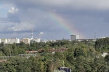 Na zdjęciu tęcza na niebie we Wrocławiu w niedzielę, 18 września 2022 r.
