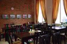 Jak u Mamy znajduje się przy ul. Św. Wincentego 11. Bar otwarty jest od poniedziałku do piątku w godzinach 10?18, w soboty 10.30?14.30, w niedziele 11?18. Obiad można zjeść na miejscu, na wynos albo z dowozem. Menu domowe: zupa pieczarkowa z makaronem (9,40 zł), pierogi ruskie z tłuszczem i cebulką (7 sztuk 14,50 zł), naleśniki z dżemem, nutellą lub serem (za trzy sztuki 13,50 zł), filet z kurczaka w panierce plus do wyboru: sos pieczeniowy, śmietana lub ketchup (15 zł).