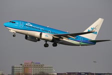 17. miejsce w rankingu Skytrax ? KLM Royal Dutch Airlines. Holenderska linia, która oferuje połączenia do stolicy kraju ? Amsterdamu.