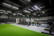 Bridge Nation CrossFIT, ul. Grabiszyńska 241E (e-mail: bridgenationcrossfit@gmail.com tel. 692 181 680). Ponad 1000 mkw. powierzchni, certyfikowani trenerzy, duża ilość sprzętu i szeroka oferta zajęć grupowych ? to wszystko czeka na klubowiczów w Bridge Nation CrossFIT. W klubie Bridge Nation CrossFIT można uczęszczać zarówno na zajęcia dla osób początkujących i zaawansowanych, jak i na treningi poświęcone konkretnym ćwiczeniom ? kettlebell, weightlifting czy gimnastyce. Prowadzone są również zajęcia dla dzieci i młodzieży! Karnet do godz. 17.00 kosztuje 169 zł, natomiast karnet open ? 209 zł. Za pojedyncze wejście zapłacimy 30 zł.
