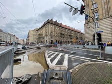 Trwa remont ul. Świdnickiej. Utrudnienia dla kierowców i pasażerów komunikacji miejskiej. Na zdjęciu fragment modernizowanej ulicy