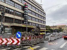 Trwa remont ul. Świdnickiej. Utrudnienia dla kierowców i pasażerów komunikacji miejskiej. Na zdjęciu fragment modernizowanej ulicy