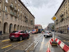 Trwa remont ul. Świdnickiej. Utrudnienia dla kierowców i pasażerów komunikacji miejskiej. Na zdjęciu fragment modernizowanej ulicy