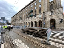 Trwa remont ul. Świdnickiej. Utrudnienia dla kierowców i pasażerów komunikacji miejskiej. Na zdjęciu fragment modernizowanej ulicy