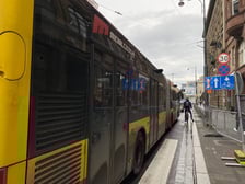 Trwa remont ul. Świdnickiej. Utrudnienia dla kierowców i pasażerów komunikacji miejskiej. Na zdjęciu fragment modernizowanej ulicy