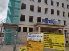 Przebudowa dawnego budynku biurowego przy ul. Szewskiej na hotel (zdjęcia z sierpnia, września i października 2022)