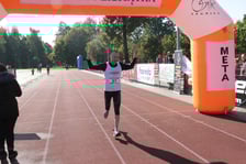 XI Legnica Półmaraton i III Legnicka Dziesiątka, 9 października, Legnica. Dwa najbardziej klasyczne, ulubione dystanse większości biegaczy ? półmaraton i 10 km. Dojazd z Wrocławia do Legnicy jest bardzo prosty i szybki, zarówno samochodem, jak i koleją. Nic, tylko zapisywać się i? biegać!
