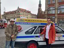 Na zdjęciu, we wrocławskim Rynku, Julian Obrocki i Marek Prokopowicz  razem z ich polonezem, którym wezmą udział w rajdzie Budapeszt-Bamako