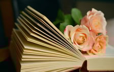 Odpowiednia książka może być strzałem w dziesiątkę. Warto wcześniej podpytać nauczyciela, jaka literatura go interesuje