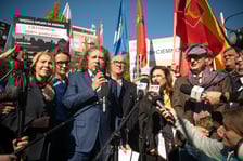 W Warszawie, przed Kancelarią Premiera samorządowcy z całej Polski zorganizowali wielki protest pod hasłem ?Tylko Ciemność?