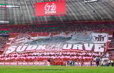 Bayern Monachium. Do niedawna jeden z ulubionych zespołów polskich kibiców. Odejście Roberta Lewandowskiego to z pewnością ogromny cios dla Bayernu, jednak na Allianz Arena nadal można podziwiać znakomitych piłkarzy. Świetna atmosfera, niezwykle efektowny stadion i bezpośrednie loty z Wrocławia do Monachium ? najbardziej utytułowany niemiecki zespół warto zobaczyć w akcji!