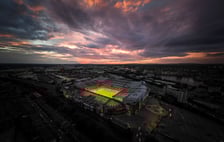 Manchester United. Nie ulega wątpliwości, że od kilku lat Manchester United boryka się z ogromnym kryzysem. W barwach Czerwonych Diabłów wciąż występują jednak najlepsi piłkarze na świecie. Marcus Rashford, Jadon Sancho, Casemiro, Raphael Varane i ? przede wszystkim ? Cristiano Ronaldo to nazwiska, które działają na wyobraźnię kibiców! Tym bardziej, że Old Trafford to jeden z najbardziej kultowych stadionów w Europie.
