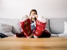 Couchsurfing i housesitting, czyli darmowy nocleg. Czasem warto zastanowić się nad jeszcze tańszą opcją na pobyt w danym mieście. Couchsurfing to szansa na skorzystanie z czyjejś kanapy, natomiast housesitting pozwala mieszkać w czyimś w domu w zamian za? choćby podlewanie kwiatków. Perspektywa, którą zdecydowanie można rozważyć!