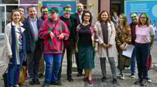 Na zdjęciu grupa ludzi stojących na ulicy Świdnickiej we Wrocławiu. Inauguracja kampanii społecznej "ZNIKAM - GUBIĘ SIĘ ? TRACĘ ? UCIEKAM "