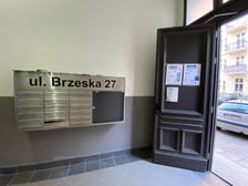 Klatka schodowa kamienicy przy ul. Brzeskiej 27 została pięknie odnowiona