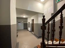 Klatka schodowa kamienicy przy ul. Brzeskiej 27 została pięknie odnowiona