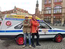 Na zdjęciu załoga - Marek Prokopowicz i Julian Obrocki i ich polonez, którym jadą w rajdzie Budapeszt - Bamako