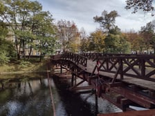 Zamknięty most Św. Antoniego nad fosą miejską w centrum Wrocławia