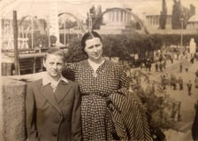 Historia cukierni Łomżanka, Michalina z córką Alicją, w tle Wystawa Ziem Odzyskanych we Wrocławiu, 1948 r.