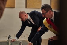 Akcja Wrocławski Znicz Pamięci ? prezydent Jacek Sutryk i przewodniczący Rady Miejskiej Sergiusz Kmiecik składają wieńce